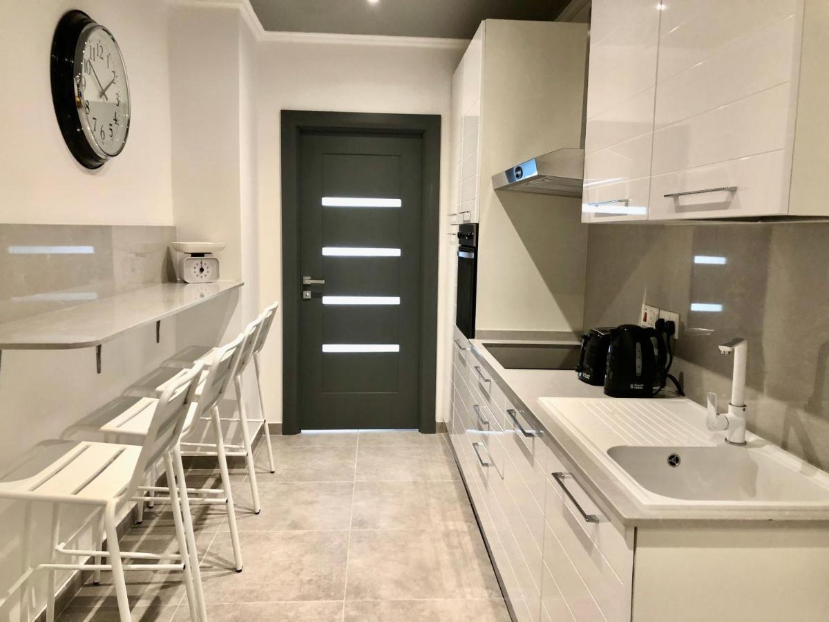 By Promenade And Apartment Sliema